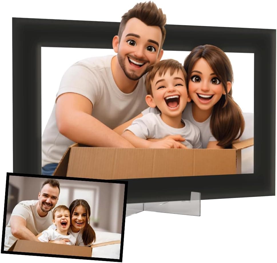 Marco con la versión animada en 3D de una familia sonriendo dentro de una caja, junto a la foto original en la que se basó el diseño
