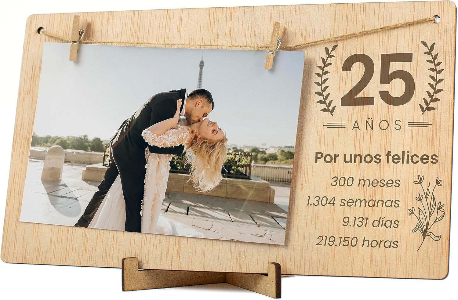 Placa de madera grabada con el 25 y su soporte de mesa