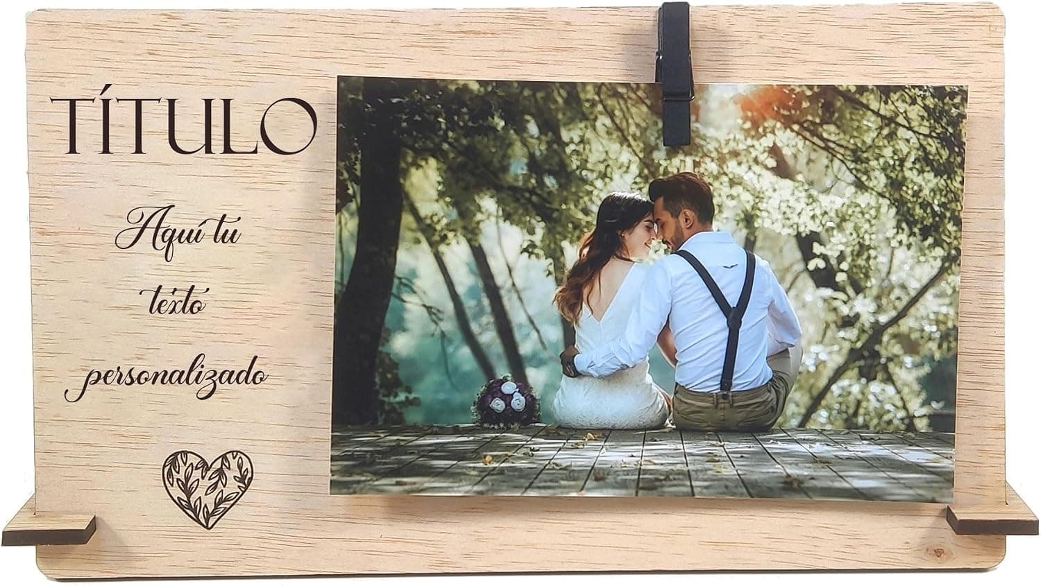 Marco de fotos de madera con pinza sujetando una foto