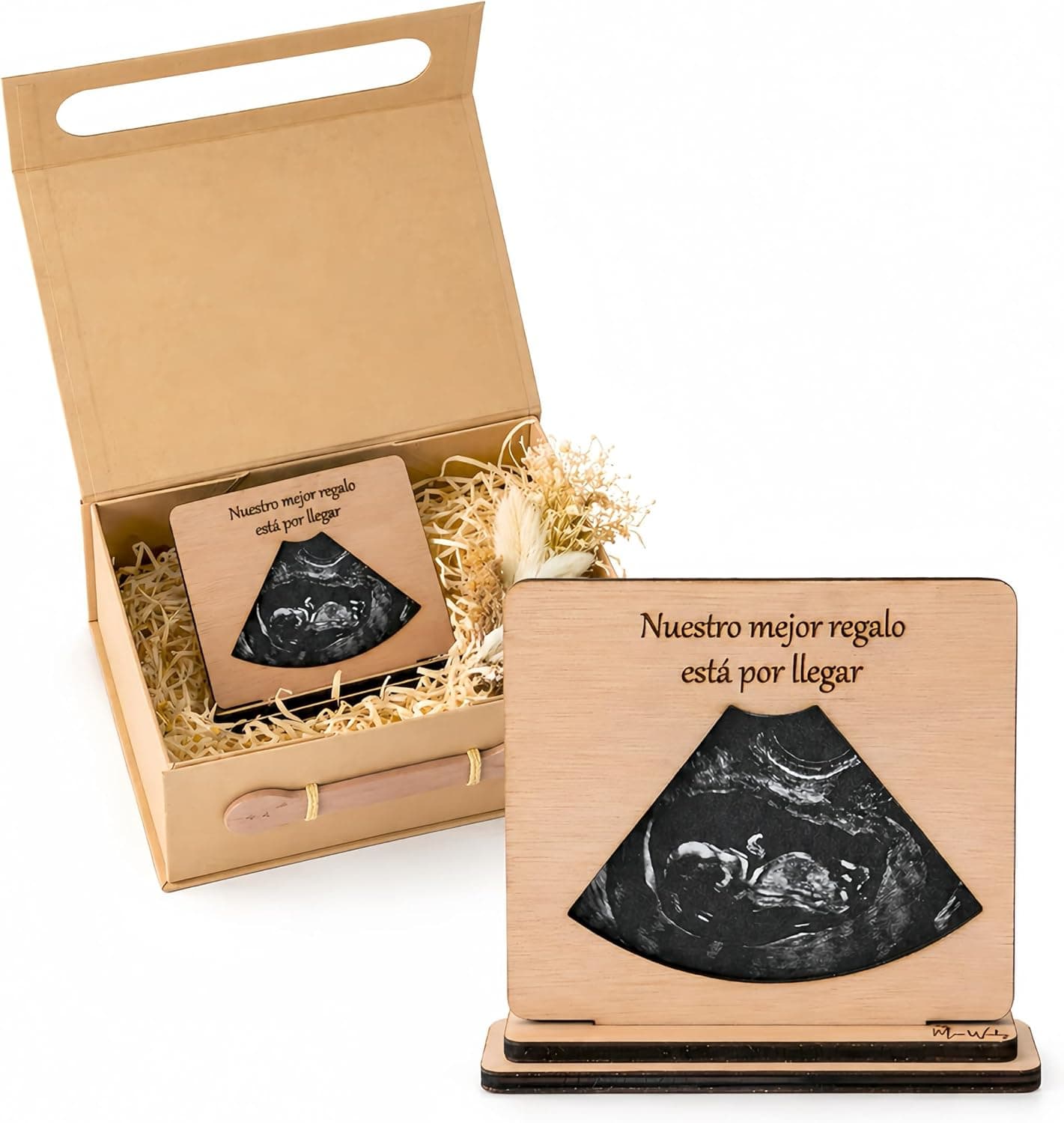 Soporte de madera con la ecografía encajada y el grabado «nuestro mejor regalo está por llegar», dentro de su caja de regalo con virutas