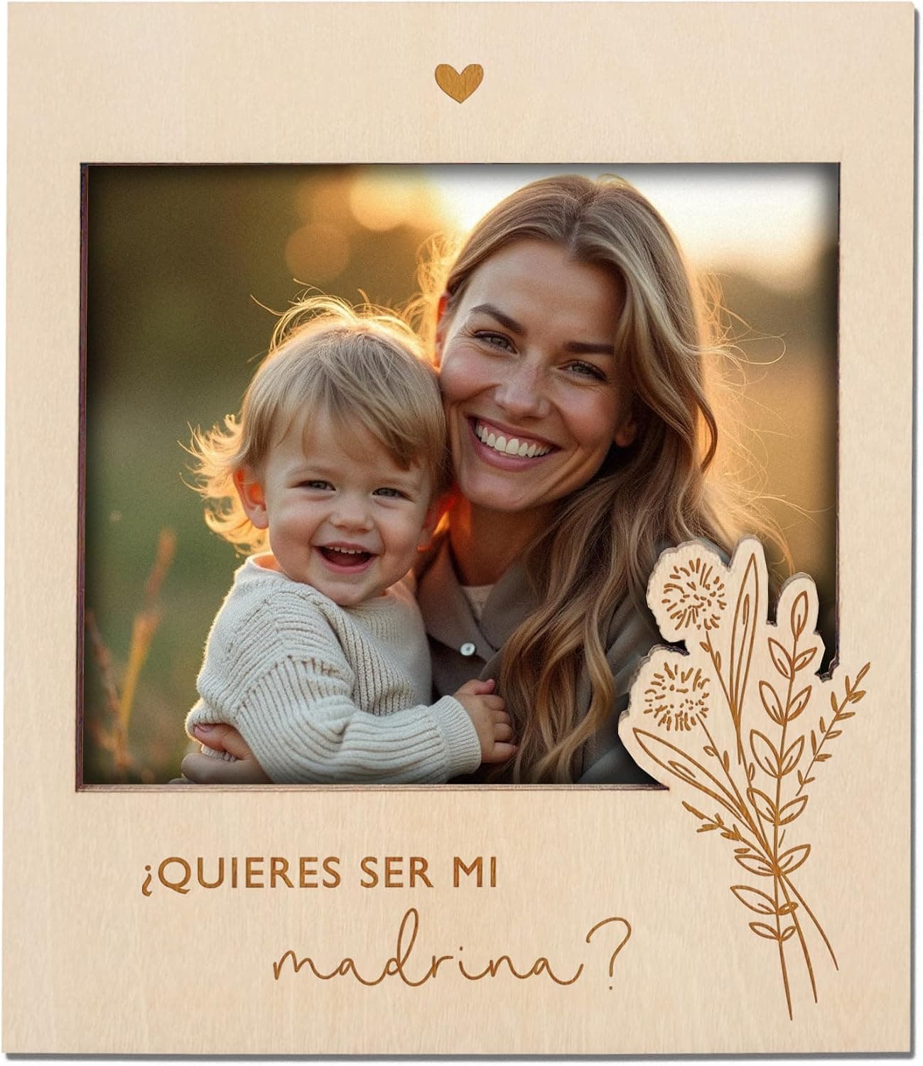 Marco cuadrado de madera clara con un corazón calado arriba, un ramillete grabado a fuego en la esquina y «¿quieres ser mi madrina?» grabado abajo, con una foto de una mujer y un niño pequeño dentro
