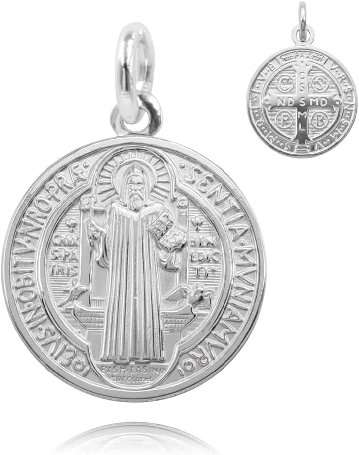 Medalla de San Benito en plata de ley con la cruz y las inscripciones tradicionales