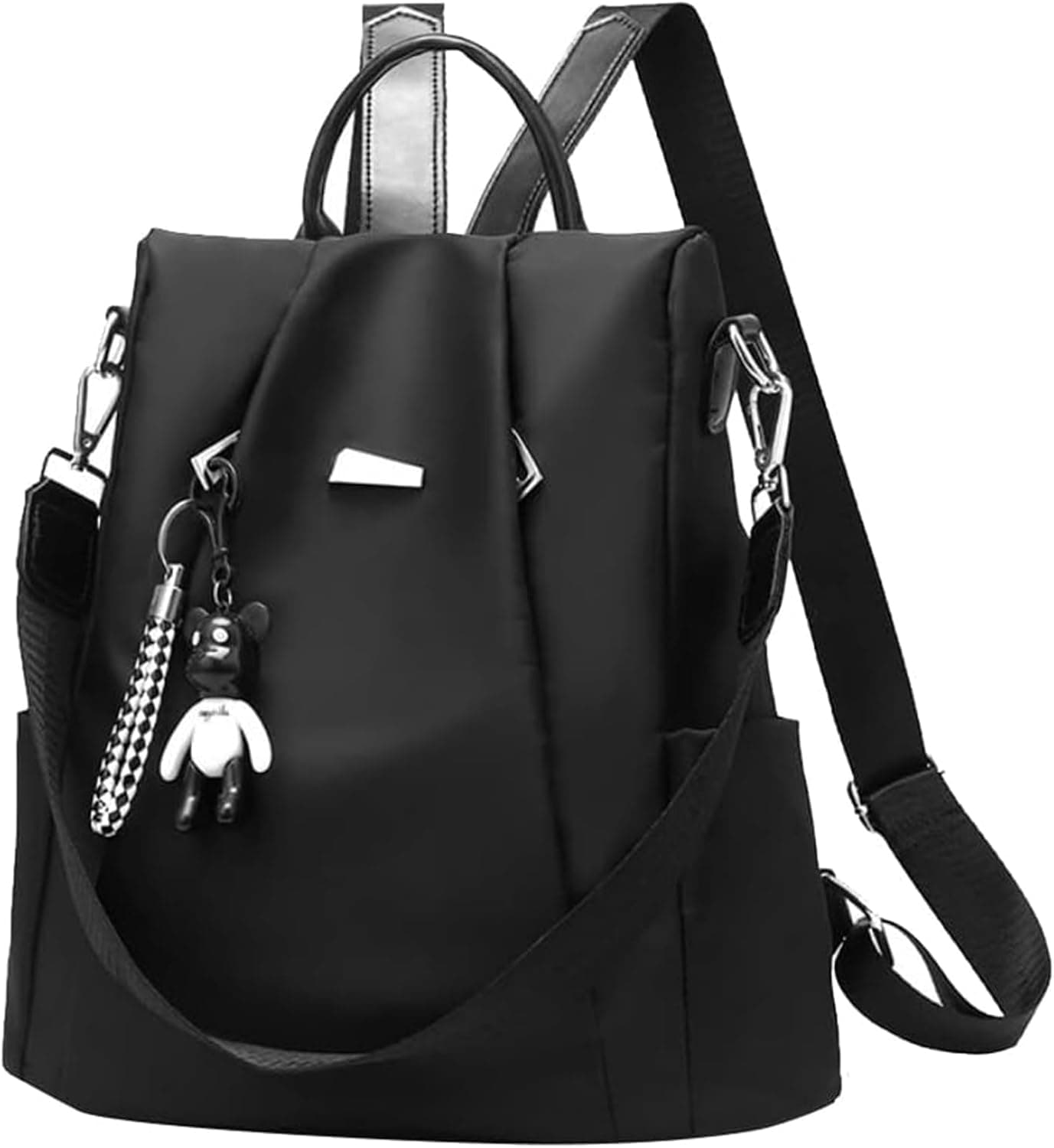 Mochila negra de nailon con apertura trasera antirrobo, correa desmontable y un colgante decorativo con forma de osito