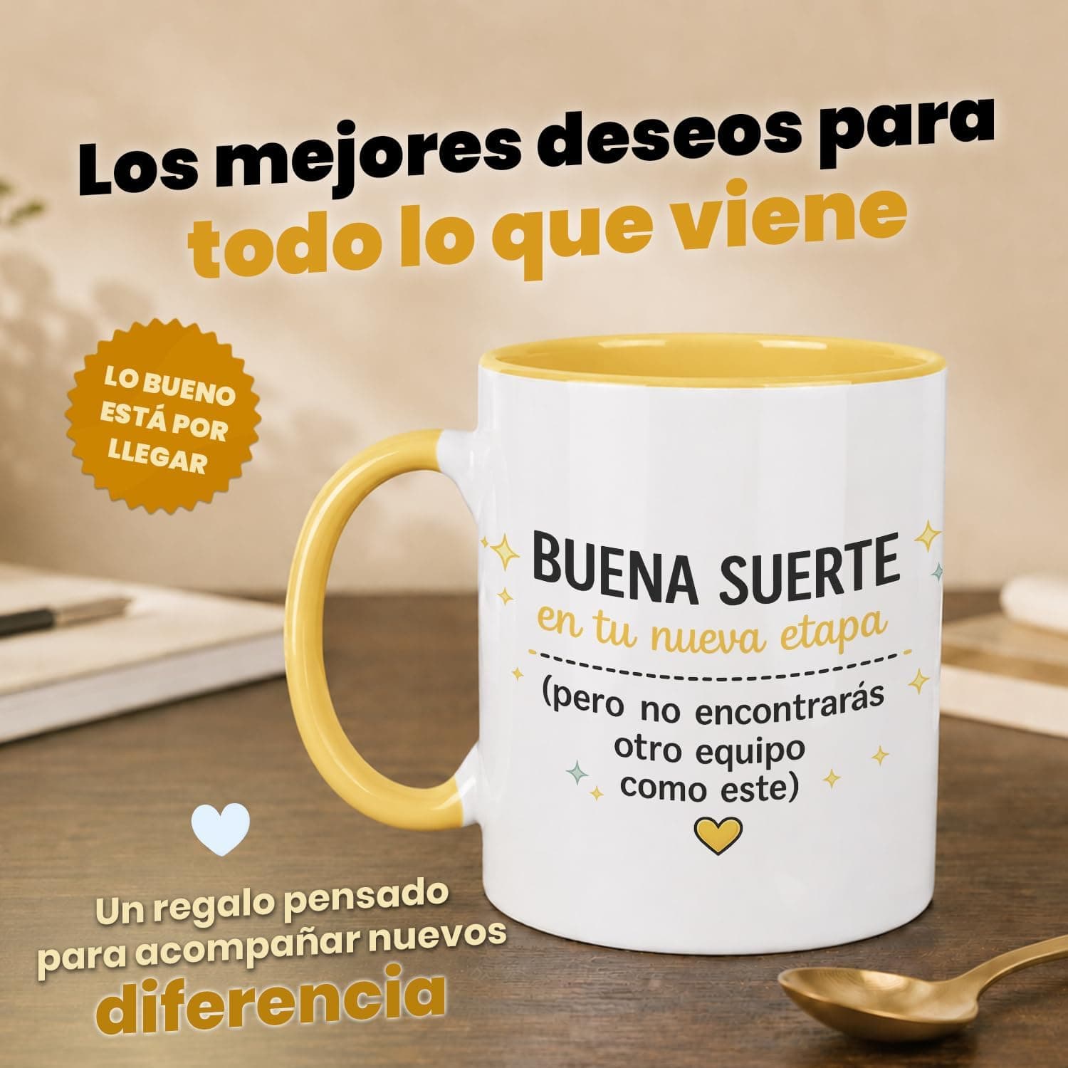 Caja de cartón abierta con todo el contenido desplegado: taza blanca de interior amarillo, cuchara dorada, libreta, bolígrafo, posavasos, llavero, alfombrilla de ratón y tarjeta con sobre, cada pieza con su frase impresa