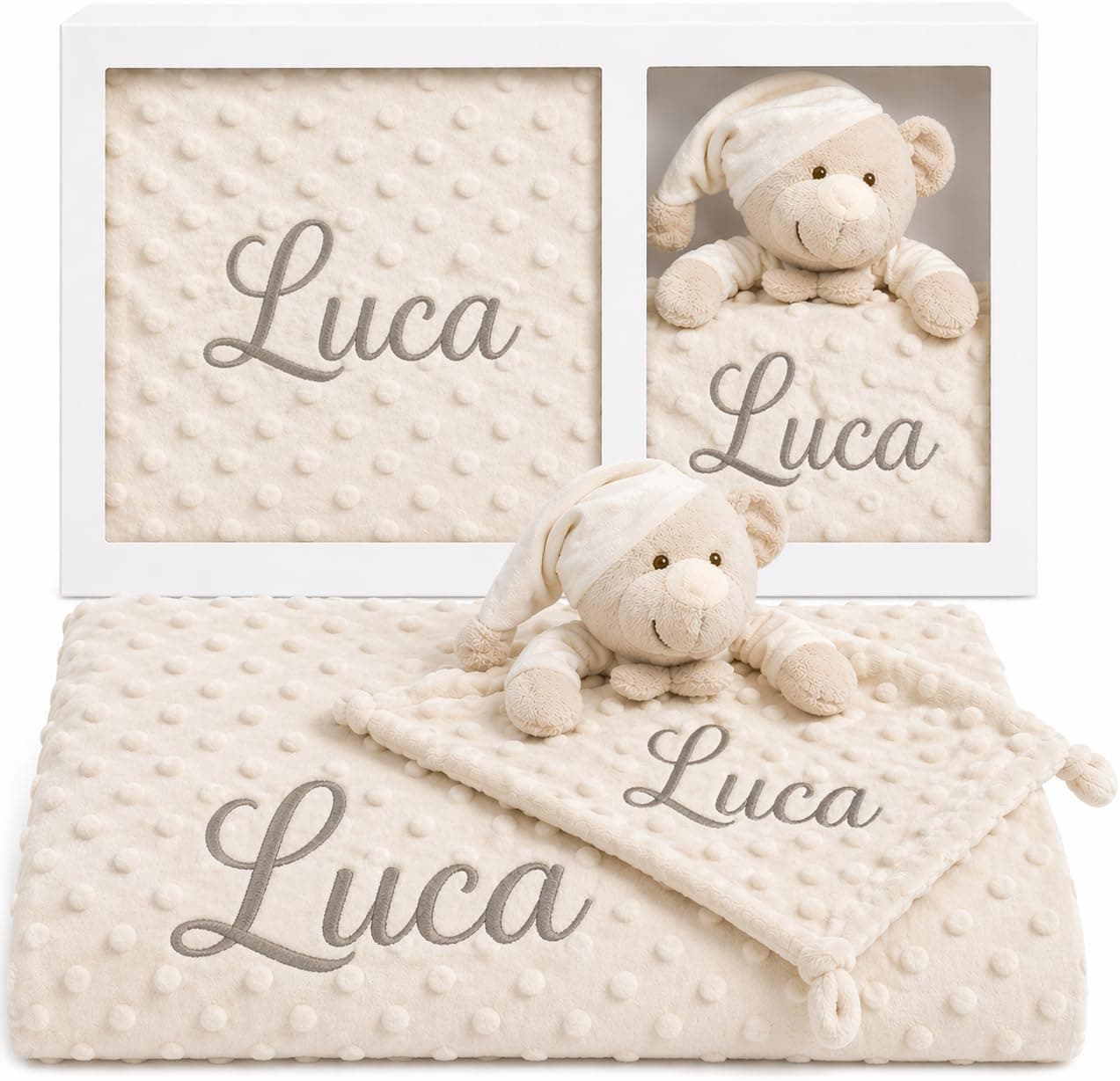 La manta minky beige y el doudou con forma de oso, ambos con el nombre del bebé bordado