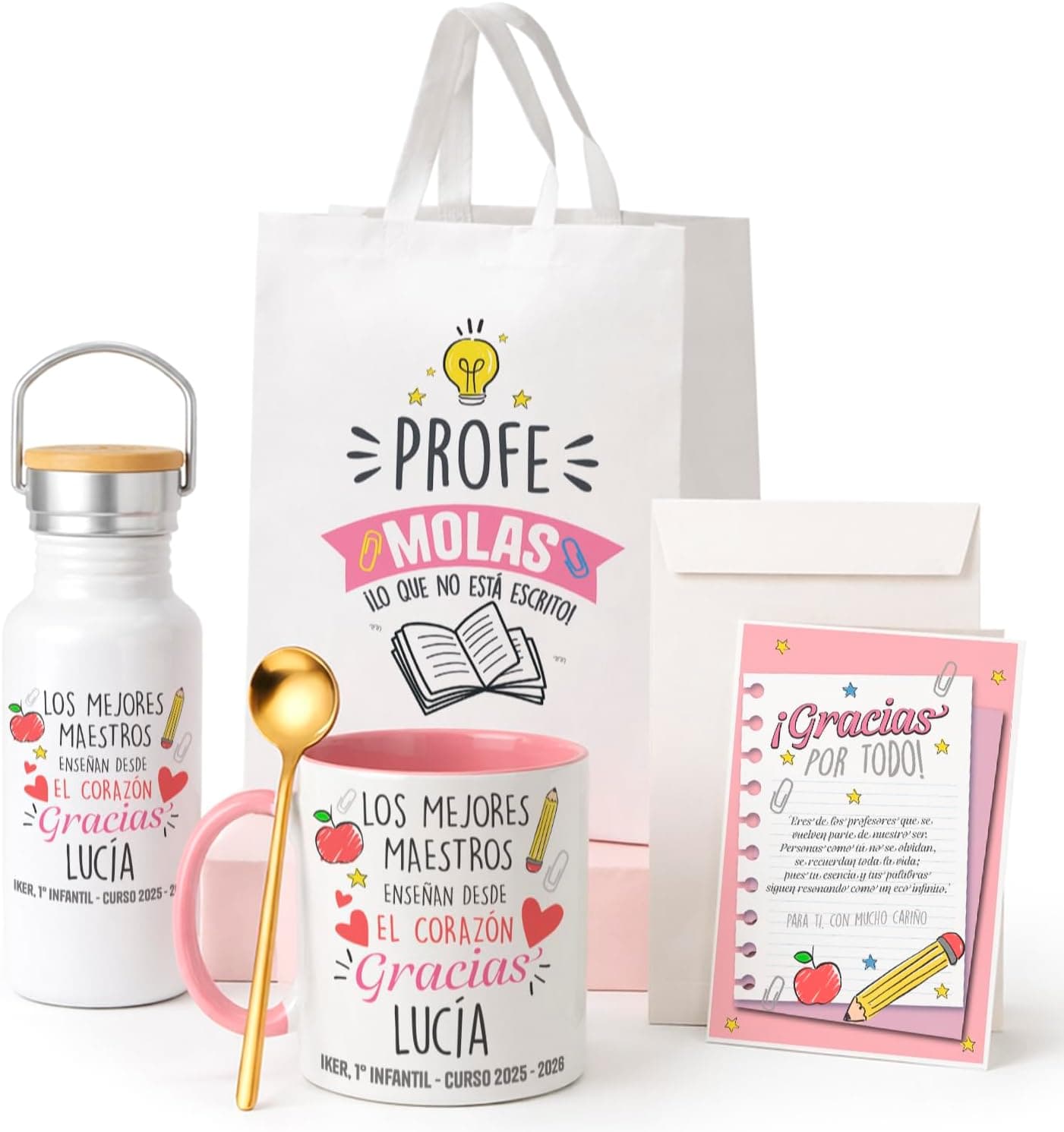 La taza, la botella, la bolsa, la tarjeta y la cuchara del pack, listos para personalizar con el nombre de la profesora