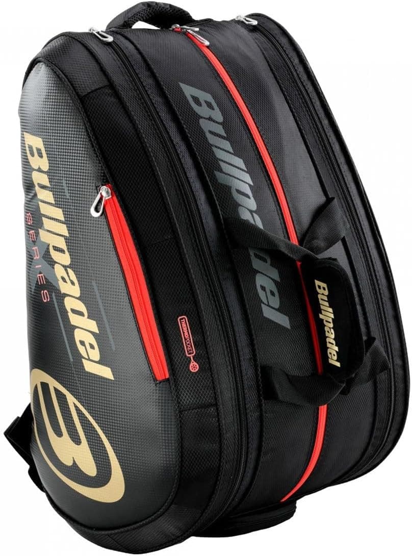 Paletero Bullpadel Avant S en negro con acabados dorados y asas con logo blanco