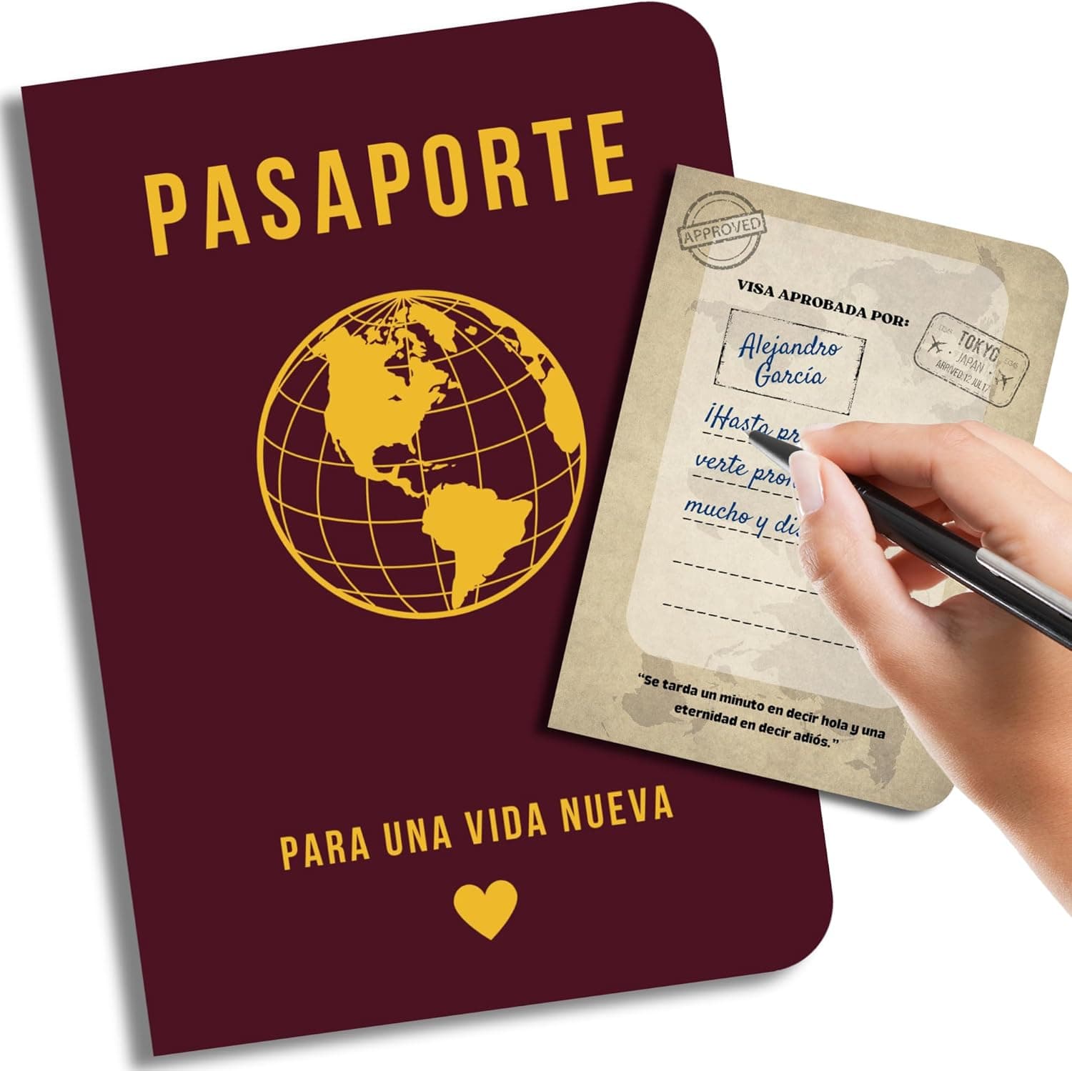 Libreta granate con forma de pasaporte y el rótulo «Pasaporte para una vida nueva», junto a una de sus páginas interiores rellenada a mano