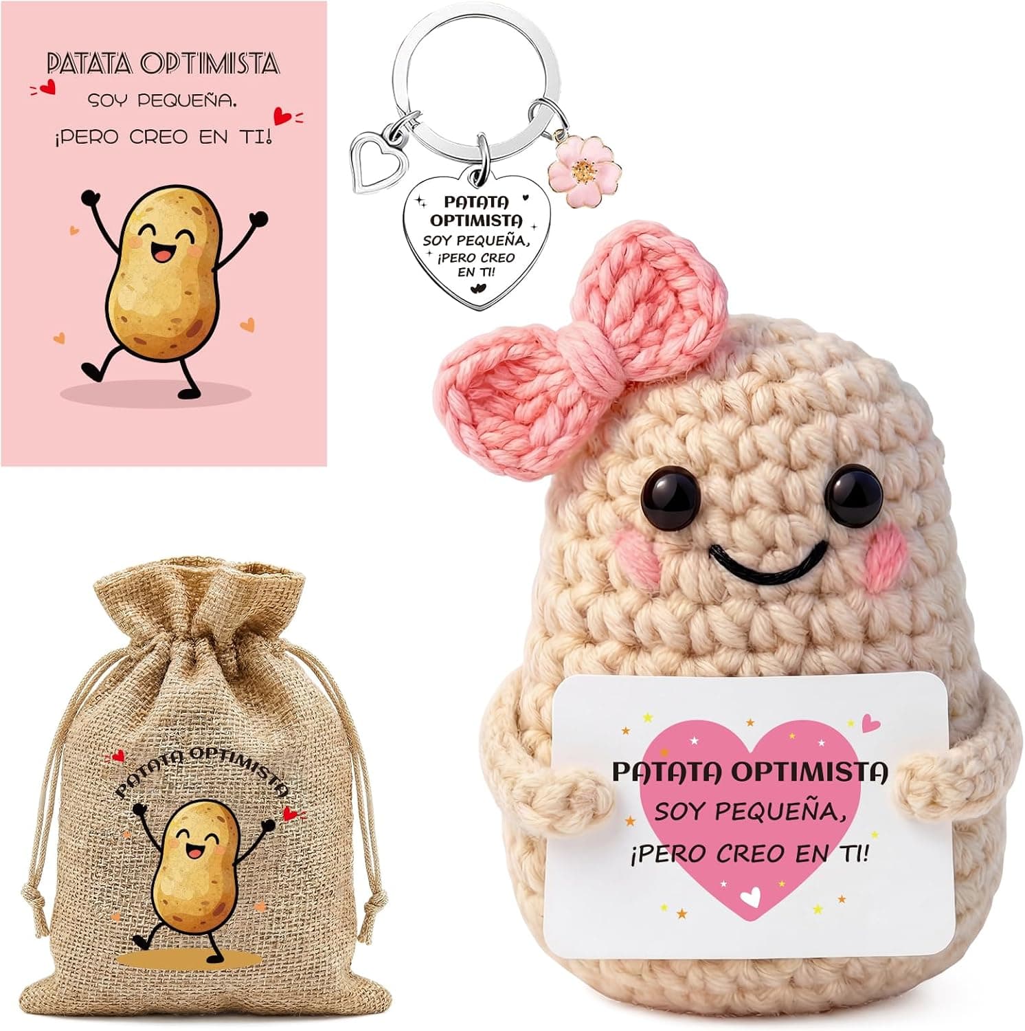 Muñeca de ganchillo con forma de patata y lazo rosa, sosteniendo una tarjeta con el mensaje, junto a un llavero a juego y una bolsa de yute