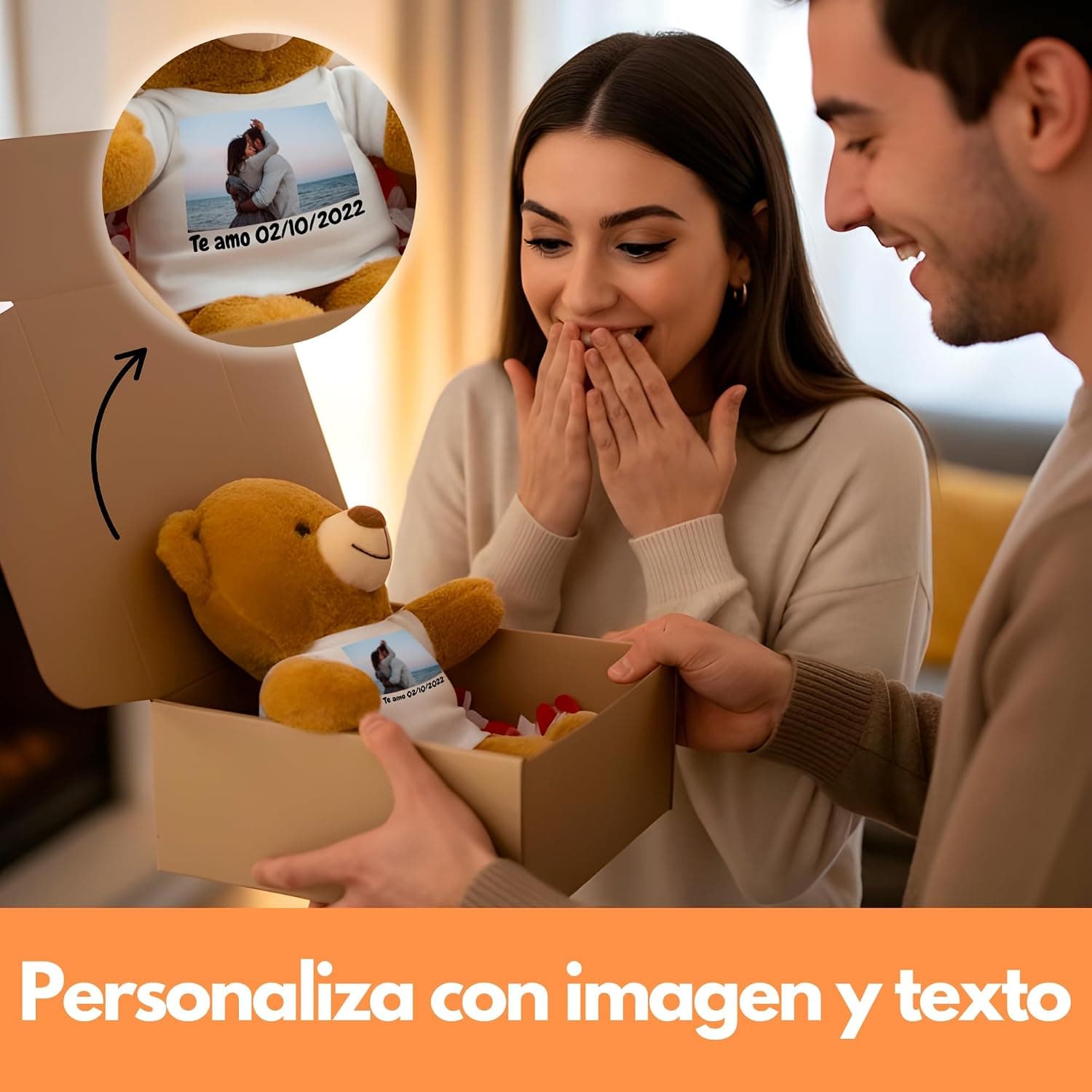 El osito marrón con la camiseta impresa con una foto de pareja y el texto Juntos por Siempre, junto a su caja abierta y una piruleta