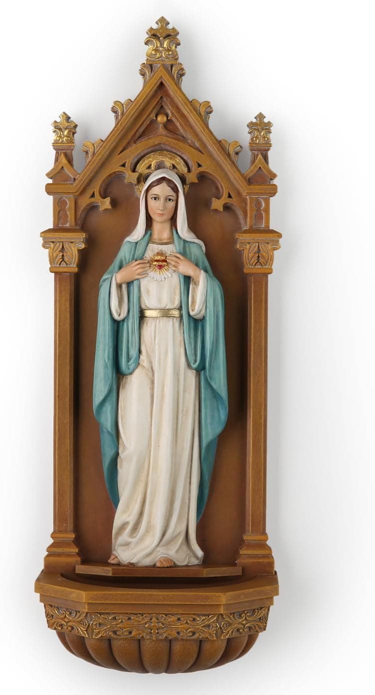 Placa de pared con la escultura del Corazón de María y una pila de agua bendita