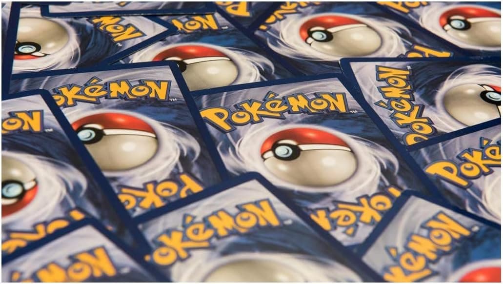 Lote de 100 cartas Pokémon surtidas extendidas mostrando la variedad de personajes