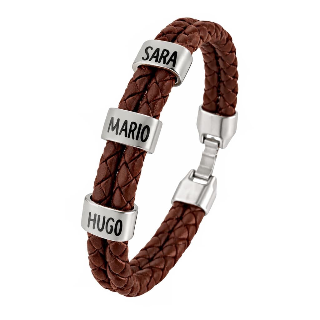 Pulsera de cuero con piezas de plata grabadas con nombres
