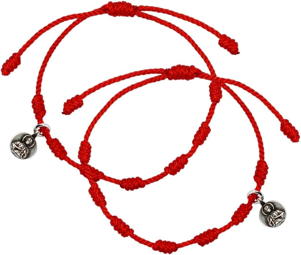 Pulsera roja anudada con medalla de San Judas Tadeo