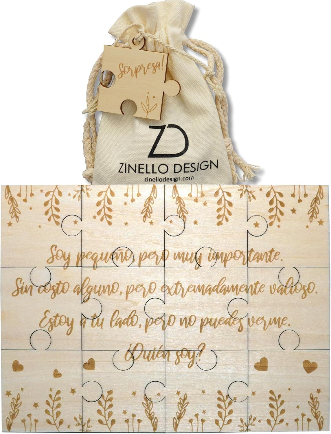 Bolsa de algodón junto al puzle de madera montado con el texto grabado y motivos vegetales alrededor