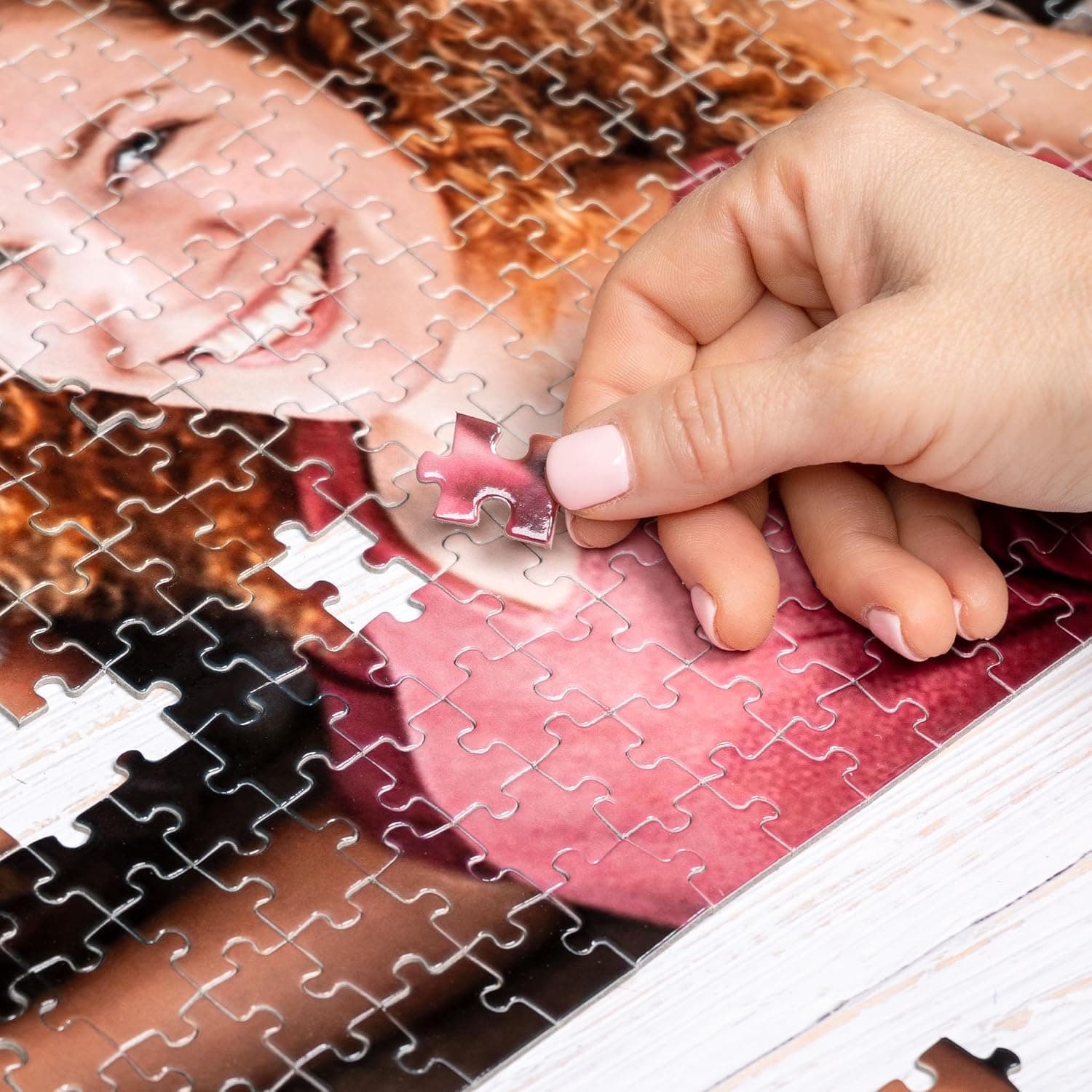 El puzzle terminado con la foto de un grupo de boda ante una furgoneta, y la fecha impresa en la esquina