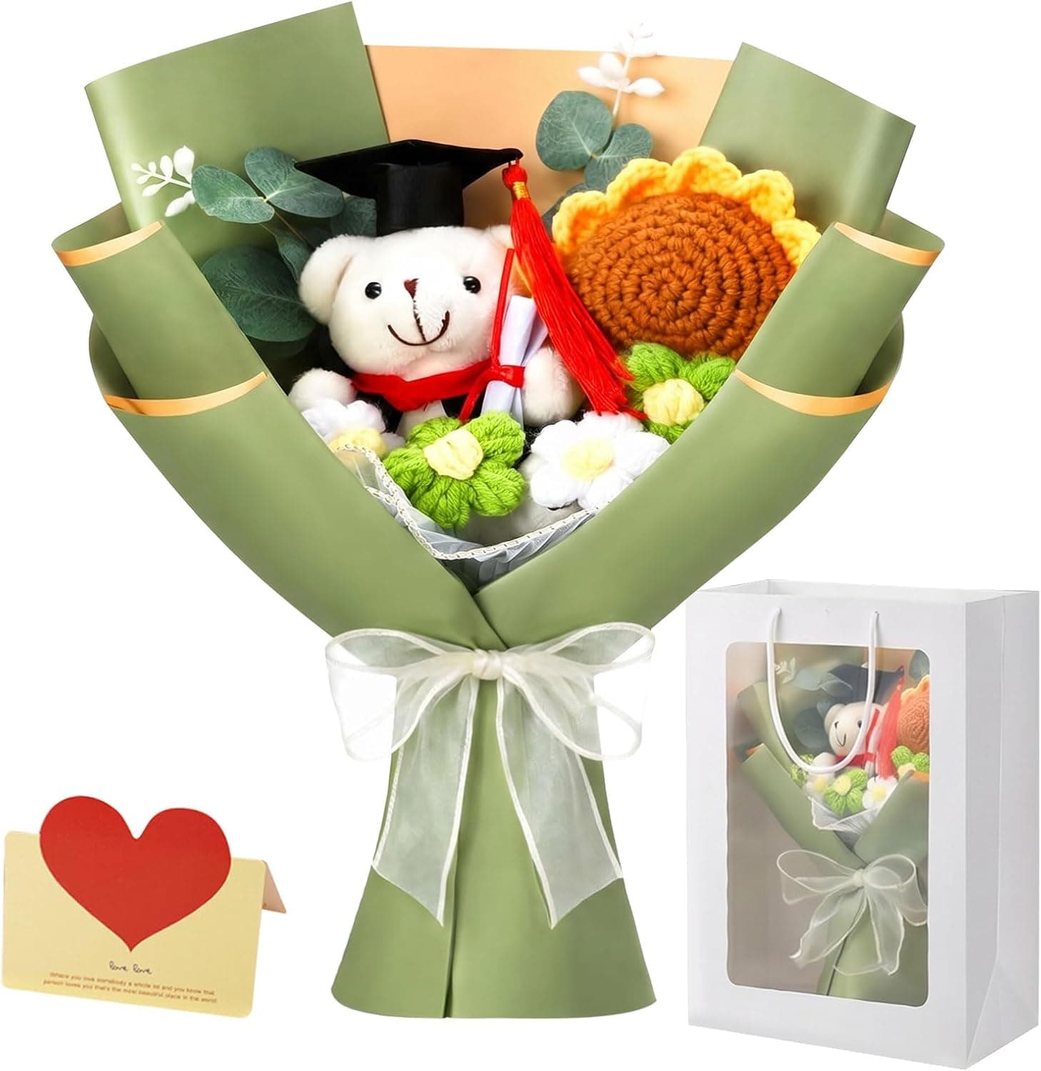 Ramo envuelto en papel verde con un osito de peluche con birrete y diploma, un girasol de ganchillo, margaritas y hojas de eucalipto, con lazo blanco
