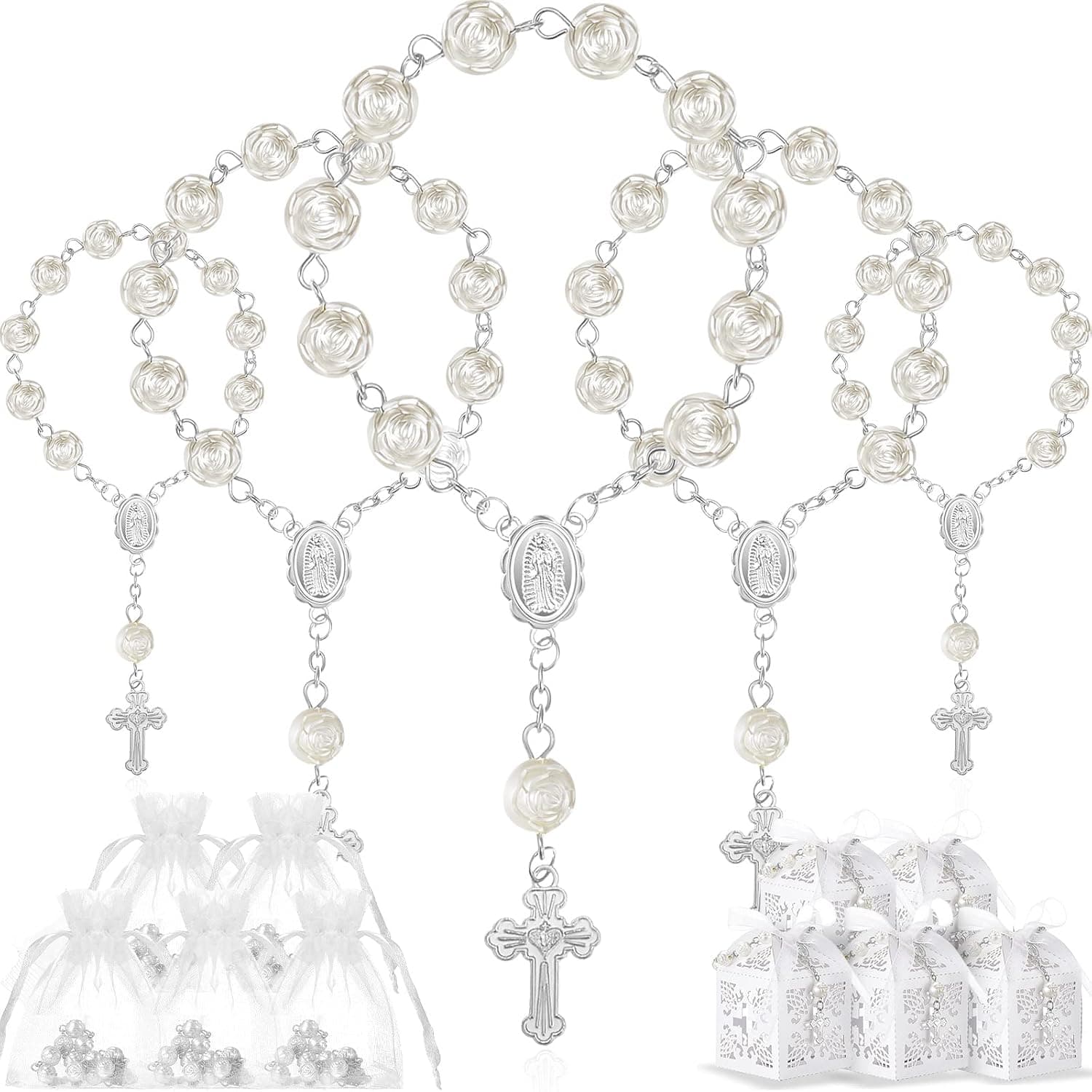 Varios mini rosarios con cuentas en forma de rosa y un medallón religioso central, colgados en fila, junto a bolsas de organza blanca y cajitas decoradas para guardarlos