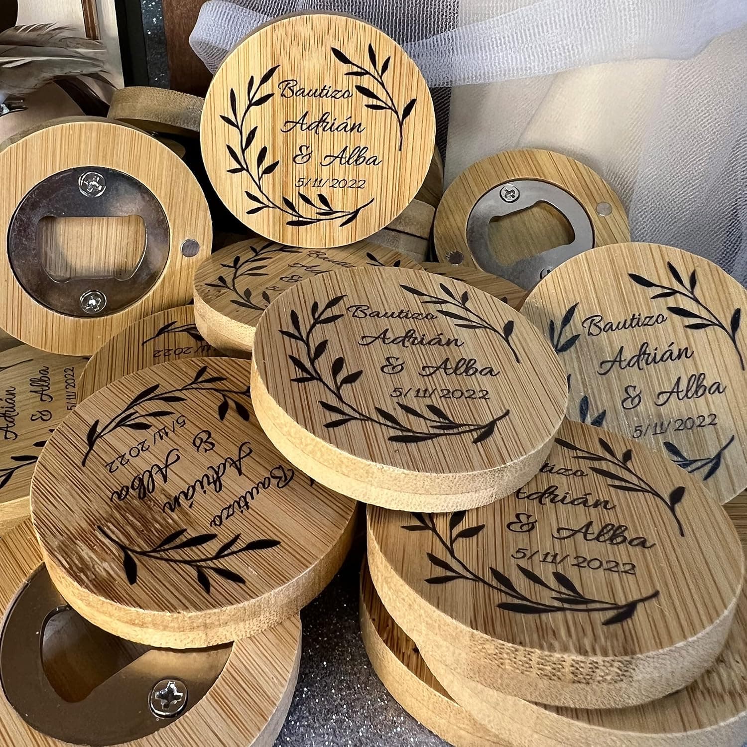 Set de abrebotellas de bambú personalizados apilados sobre una mesa