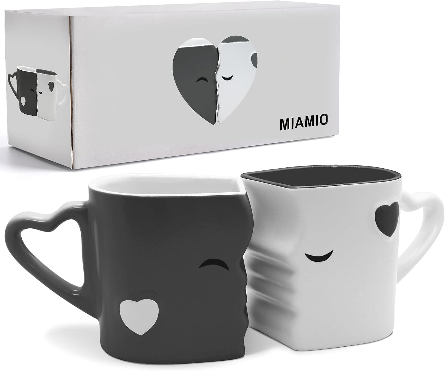 Las dos tazas de gres gris con asa a juego, presentadas frente a su caja de regalo con ventana en forma de corazón