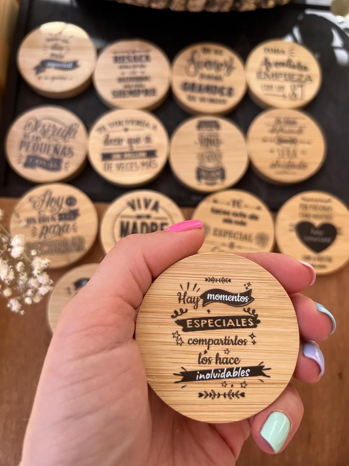 Set de abrebotellas de bambú personalizados con nombres, listos para entregar como detalle de boda