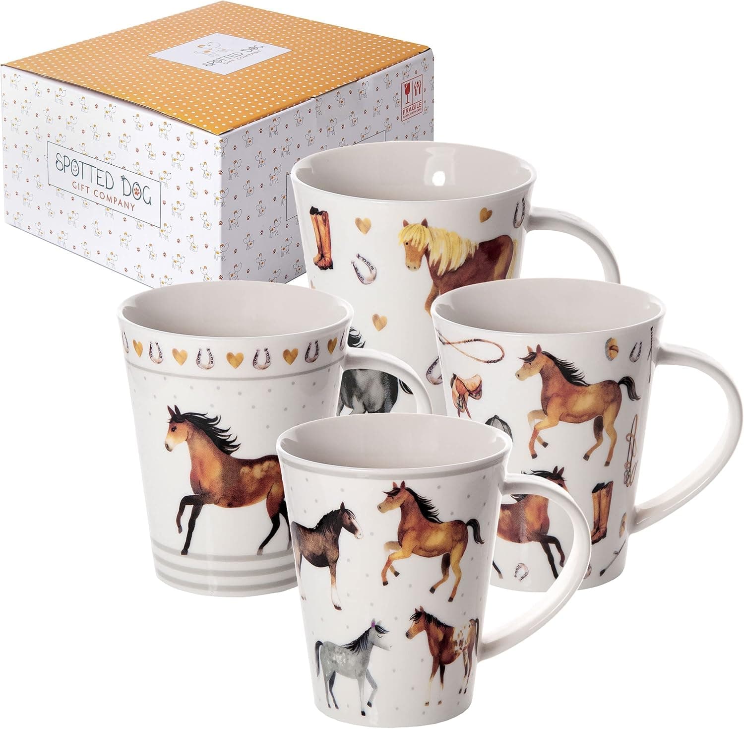 Las cuatro tazas blancas alineadas, cada una con un diseño ecuestre distinto: herraduras y corazones, caballos al galope, sillas de montar