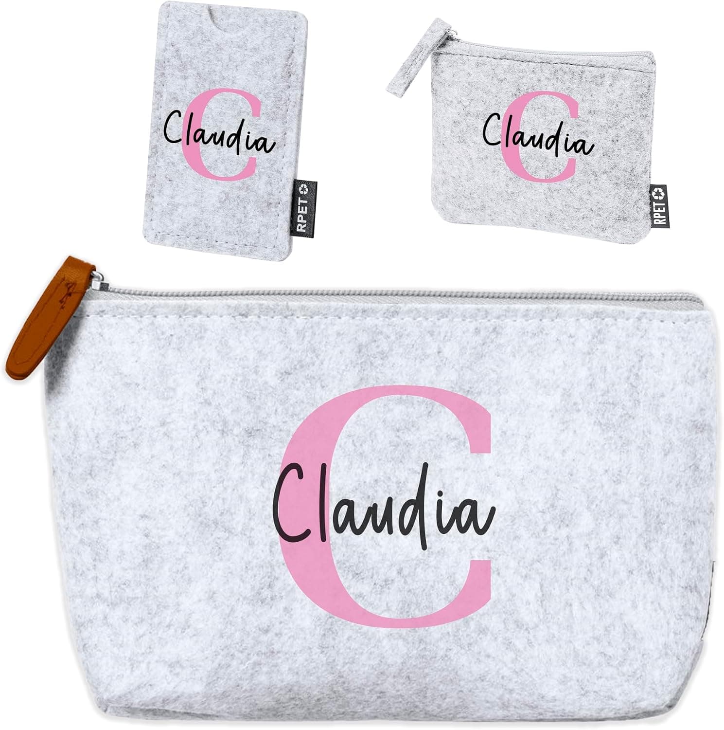 Set de neceser, tarjetero y monedero de fieltro gris, cada uno con la inicial "C" en rosa y el nombre "Claudia" bordado
