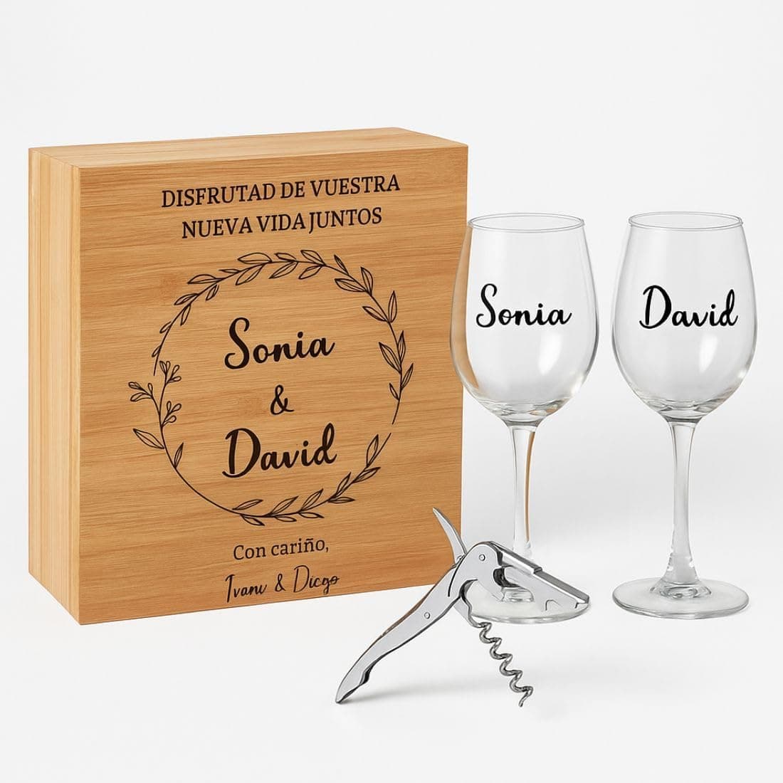 Estuche de bambú grabado abierto con dos copas de vino y un sacacorchos