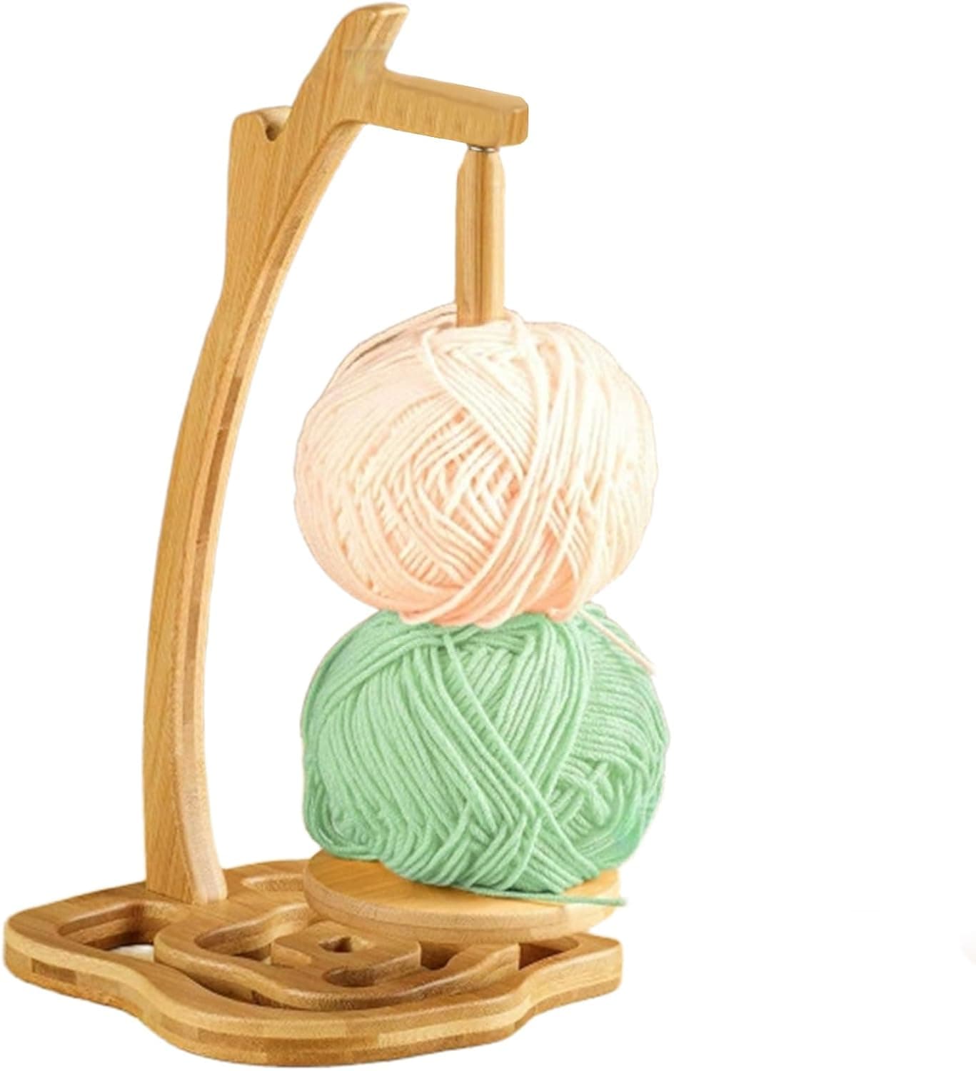 Soporte de madera con un eje central giratorio y un ovillo de lana colocado encima