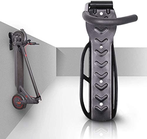Soporte de pared auvstar con un scooter colgado