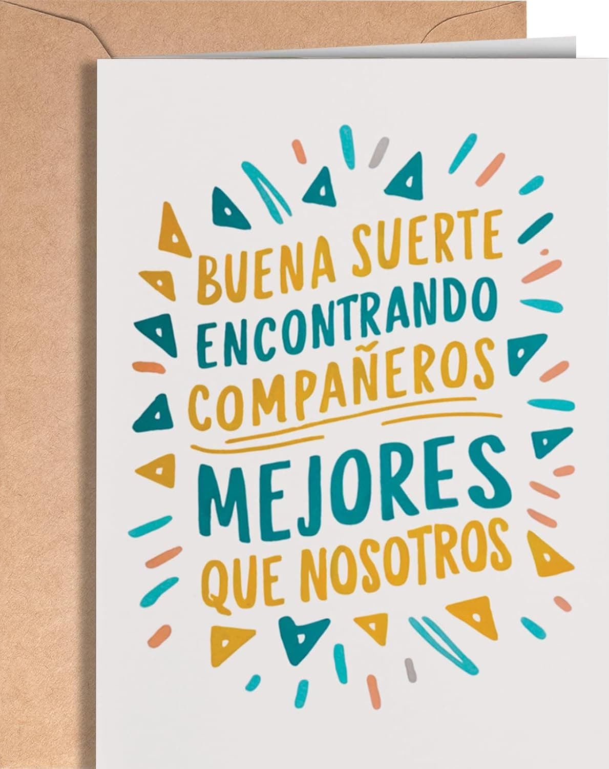 Tarjeta blanca con el mensaje "buena suerte encontrando compañeros mejores que nosotros" en letras de colores, junto a su sobre de papel kraft