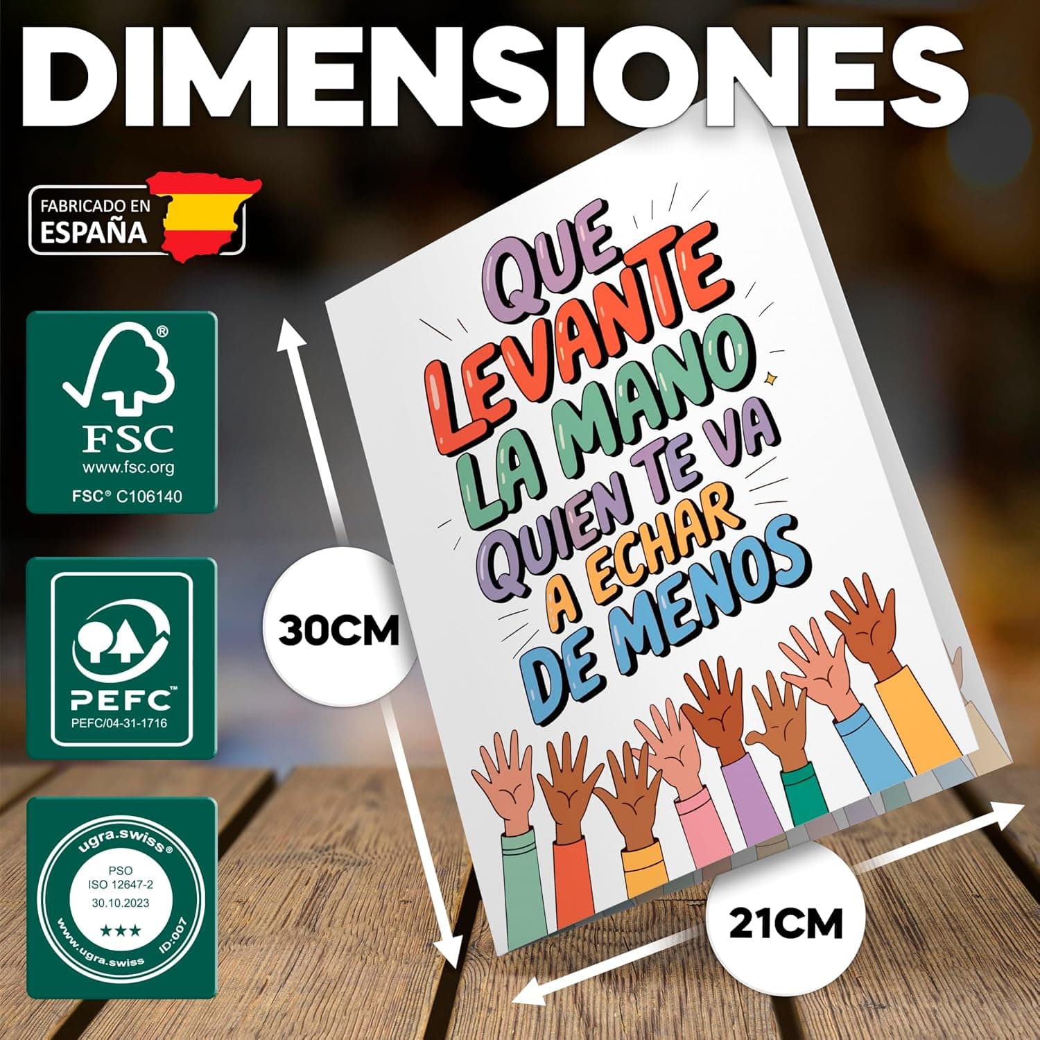 Tarjeta blanca con el rótulo de colores «Que levante la mano quien te va a echar de menos» sobre un dibujo de manos levantadas, junto a su sobre blanco