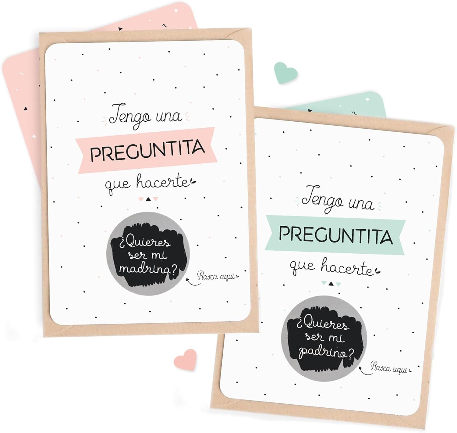 Las dos tarjetas, la de madrina en rosa y la de padrino en verde agua, con el círculo gris para rascar bajo el que se lee la pregunta, y los sobres kraft detrás