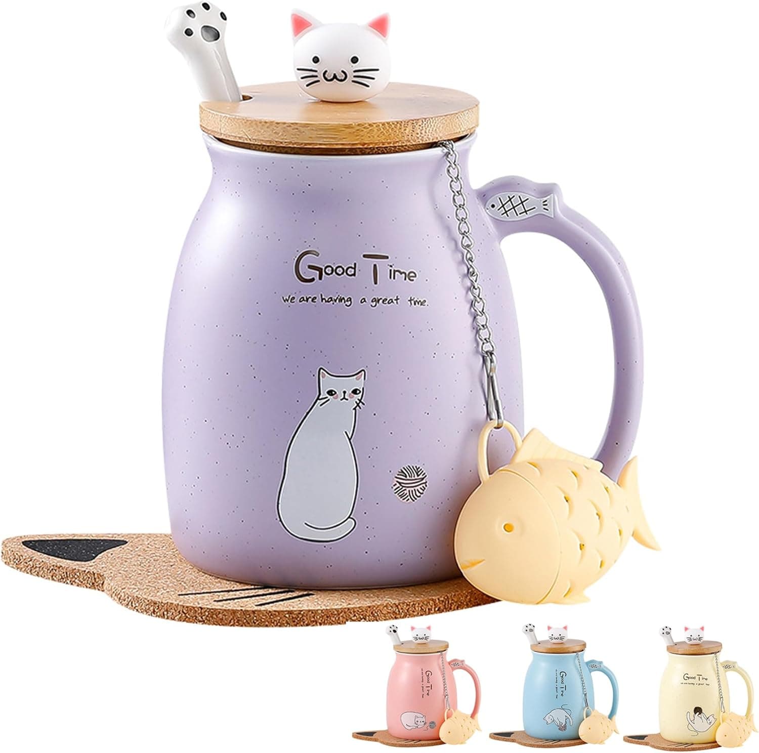 La taza lila con el gato dibujado, la tapa de bambú con orejas, la cucharilla con pata y el colgante en forma de pez sobre el posavasos a juego