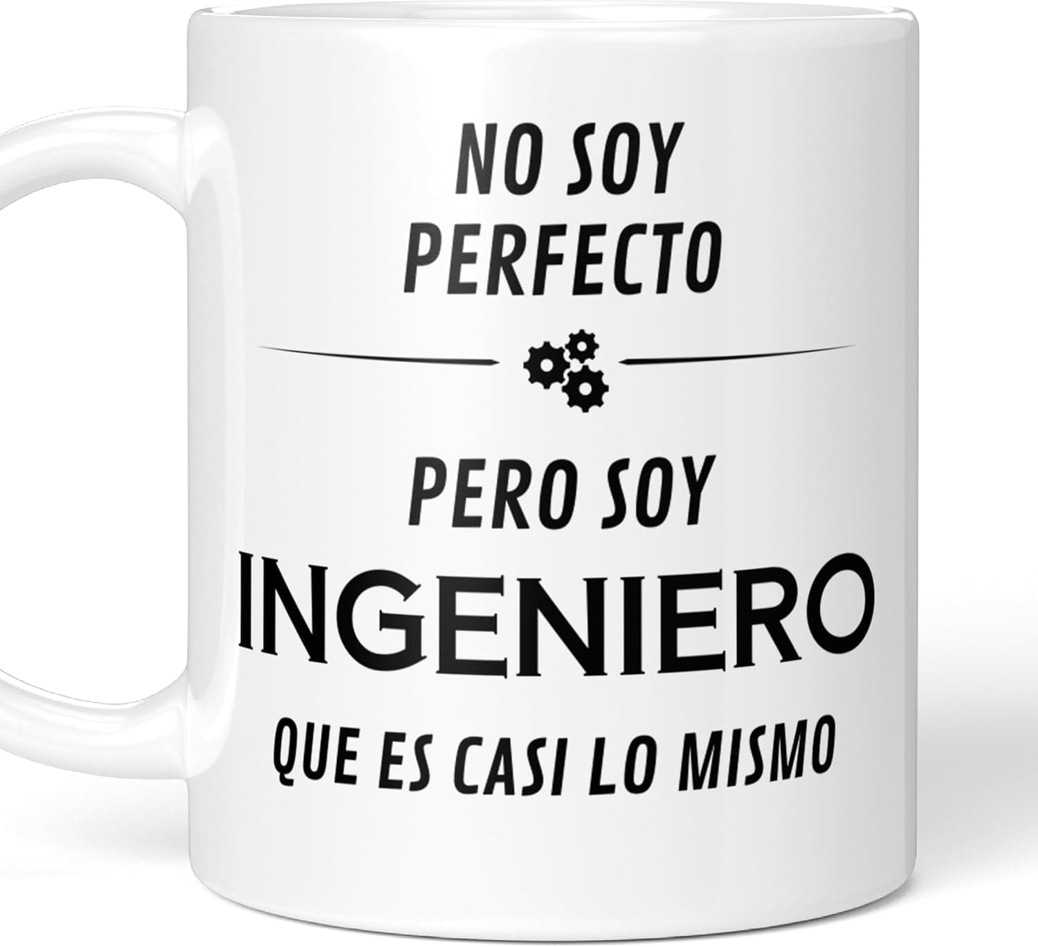 Taza blanca con la frase «No soy perfecto, pero soy ingeniero, que es casi lo mismo» en negro, con dos engranajes de separador