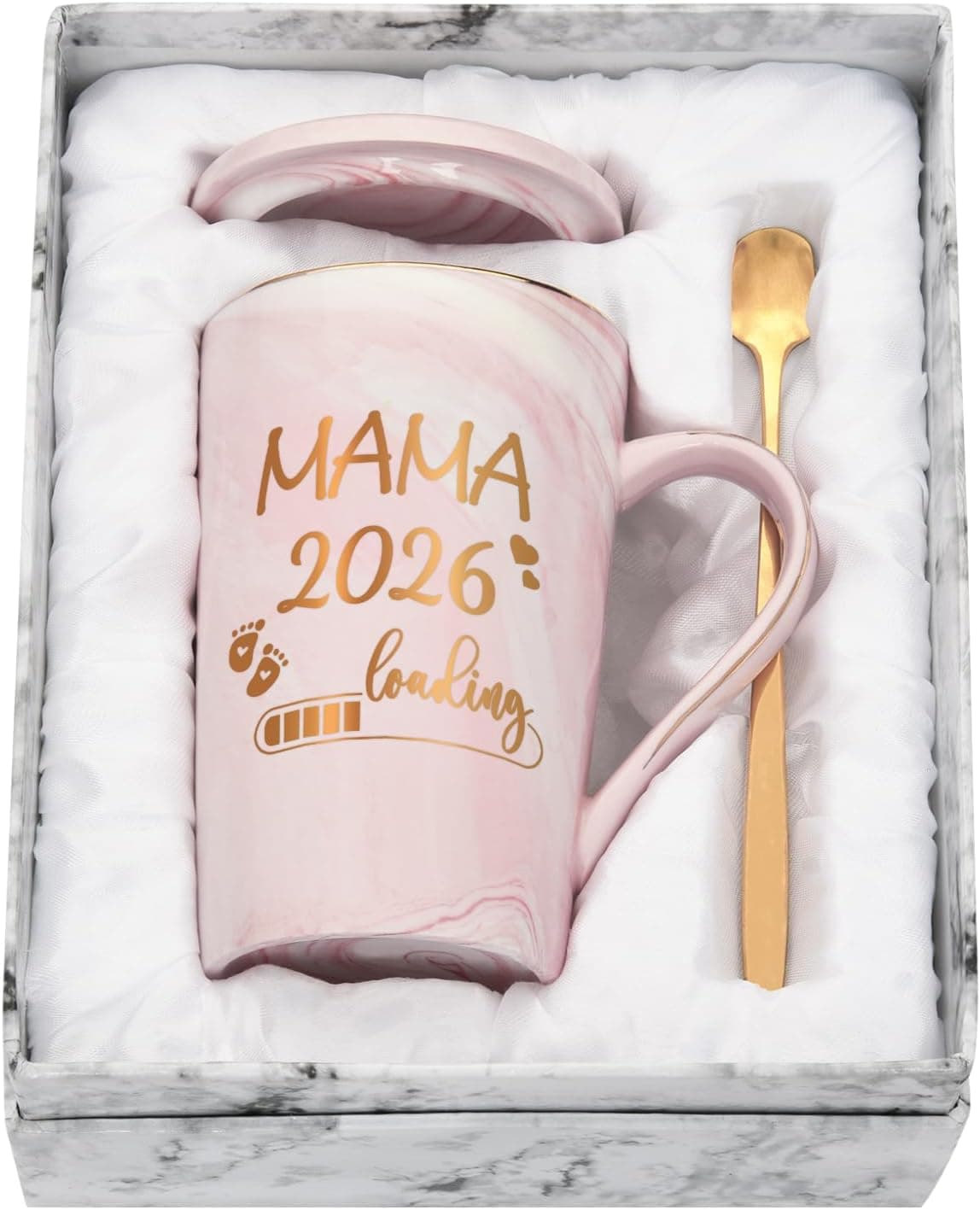 Taza rosa con acabado de mármol y el texto «MAMA 2026 loading», presentada en su caja con cuchara dorada