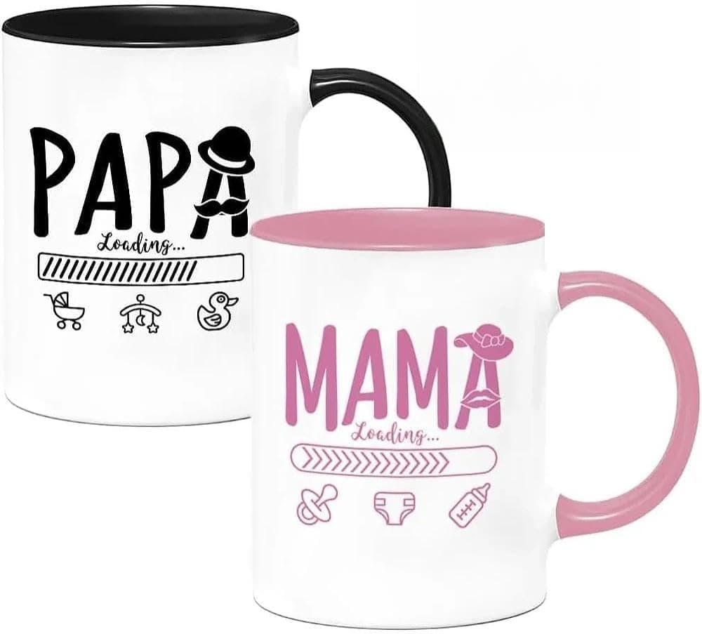 Dos tazas sobre una mesa, una negra con «PAPÁ loading» y otra rosa con «MAMÁ loading», ambas con una barra de carga dibujada