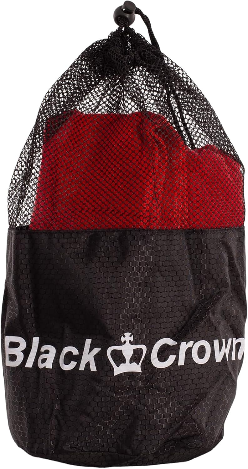 Toalla de microfibra roja Black Crown doblada junto a su funda