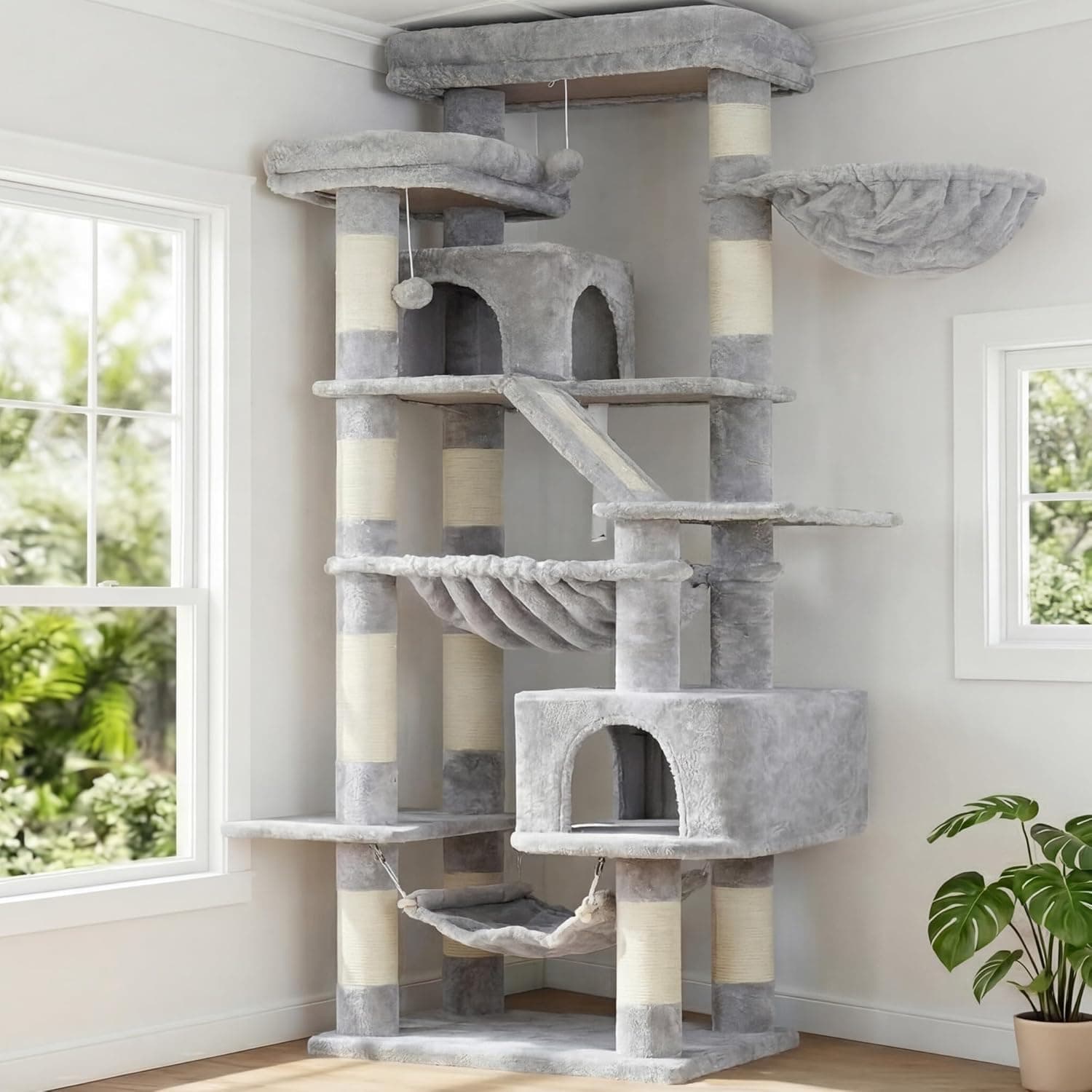 La torre gris claro de 180 cm montada en una habitación, con plataformas, cabañas y hamacas a distintas alturas