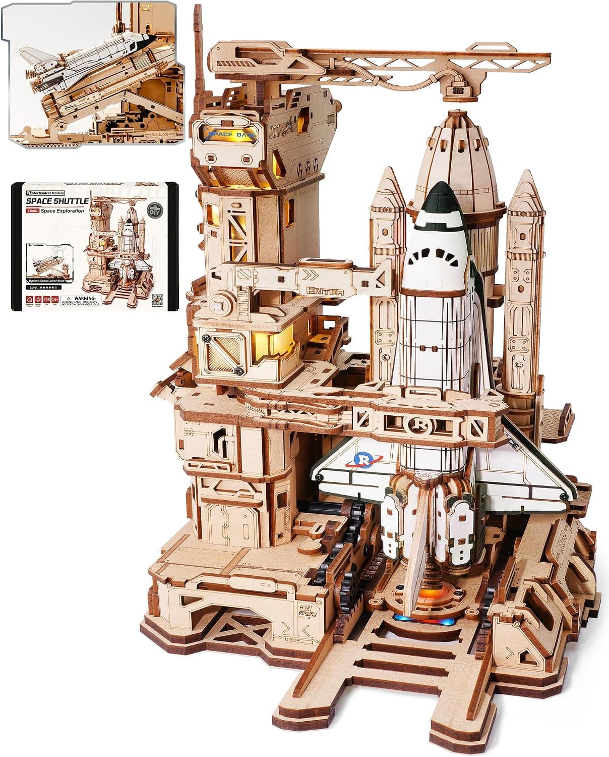 Maqueta de madera del transbordador espacial montada sobre su torre de lanzamiento