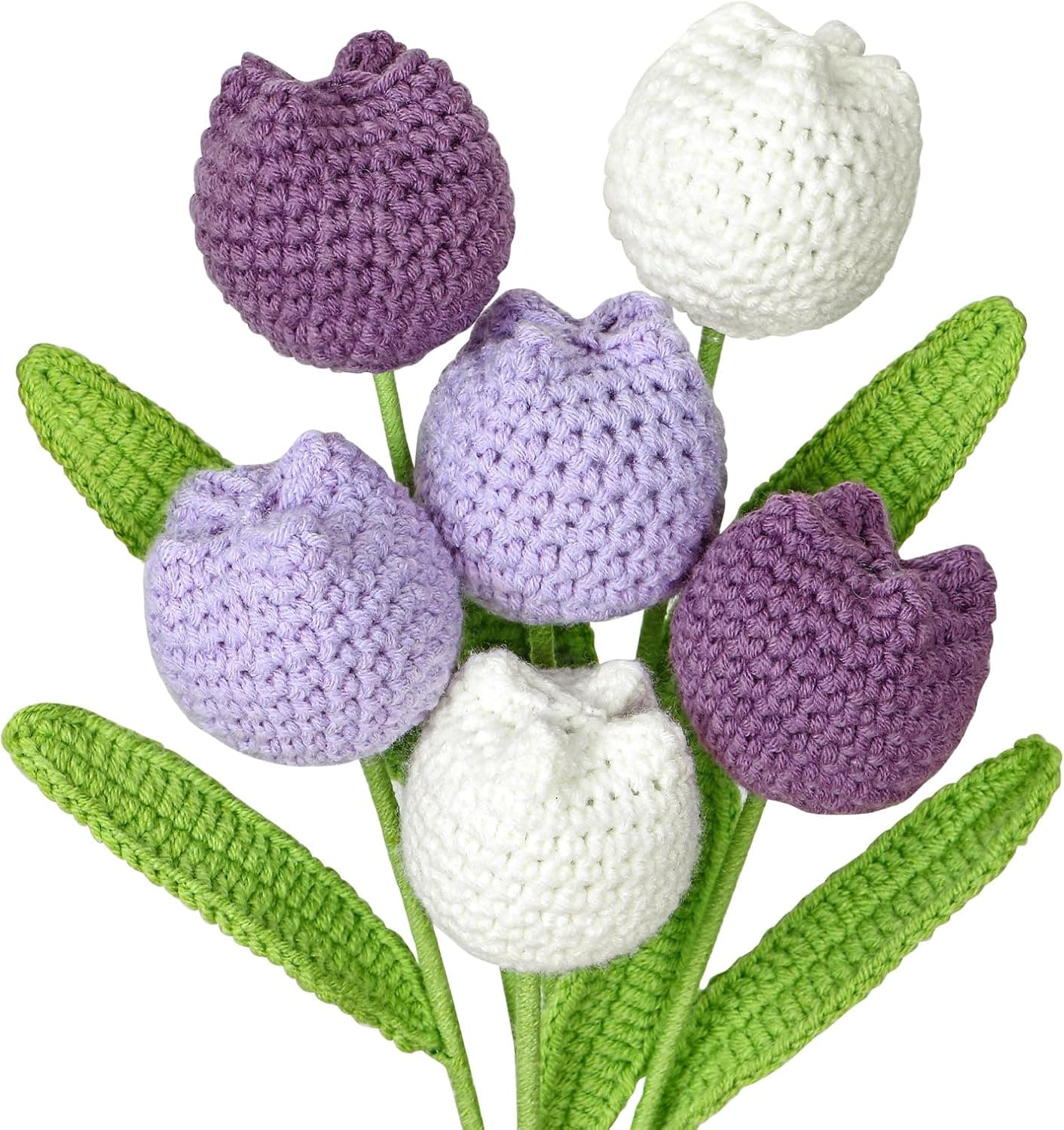 Seis tulipanes de ganchillo en tonos morado, lila y blanco, con hojas verdes, formando un ramo