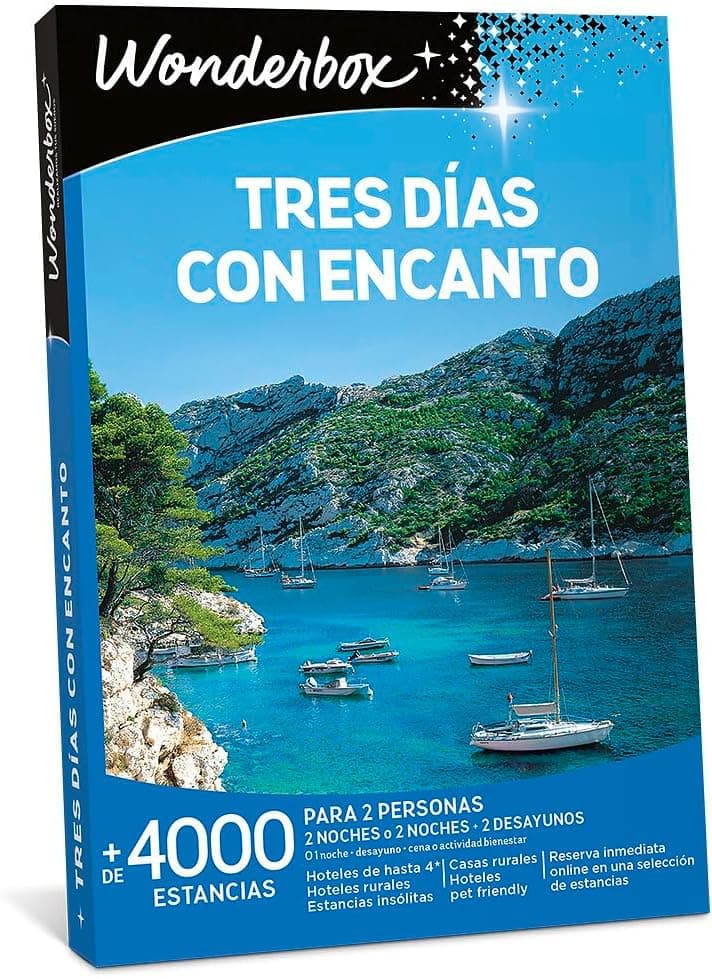 La caja azul de Wonderbox «Tres días con encanto», con una cala de aguas turquesa y barcas, y el detalle de las más de cuatro mil estancias