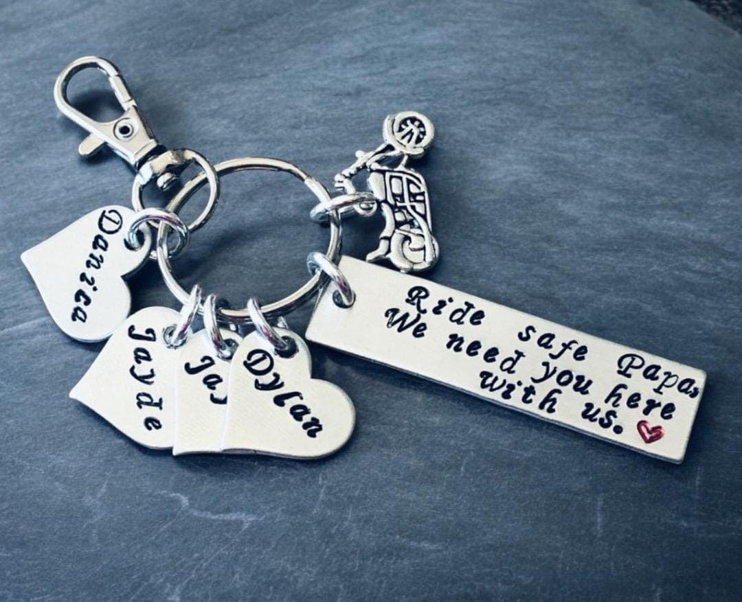 Llavero de moto personalizado con corazones y nombres