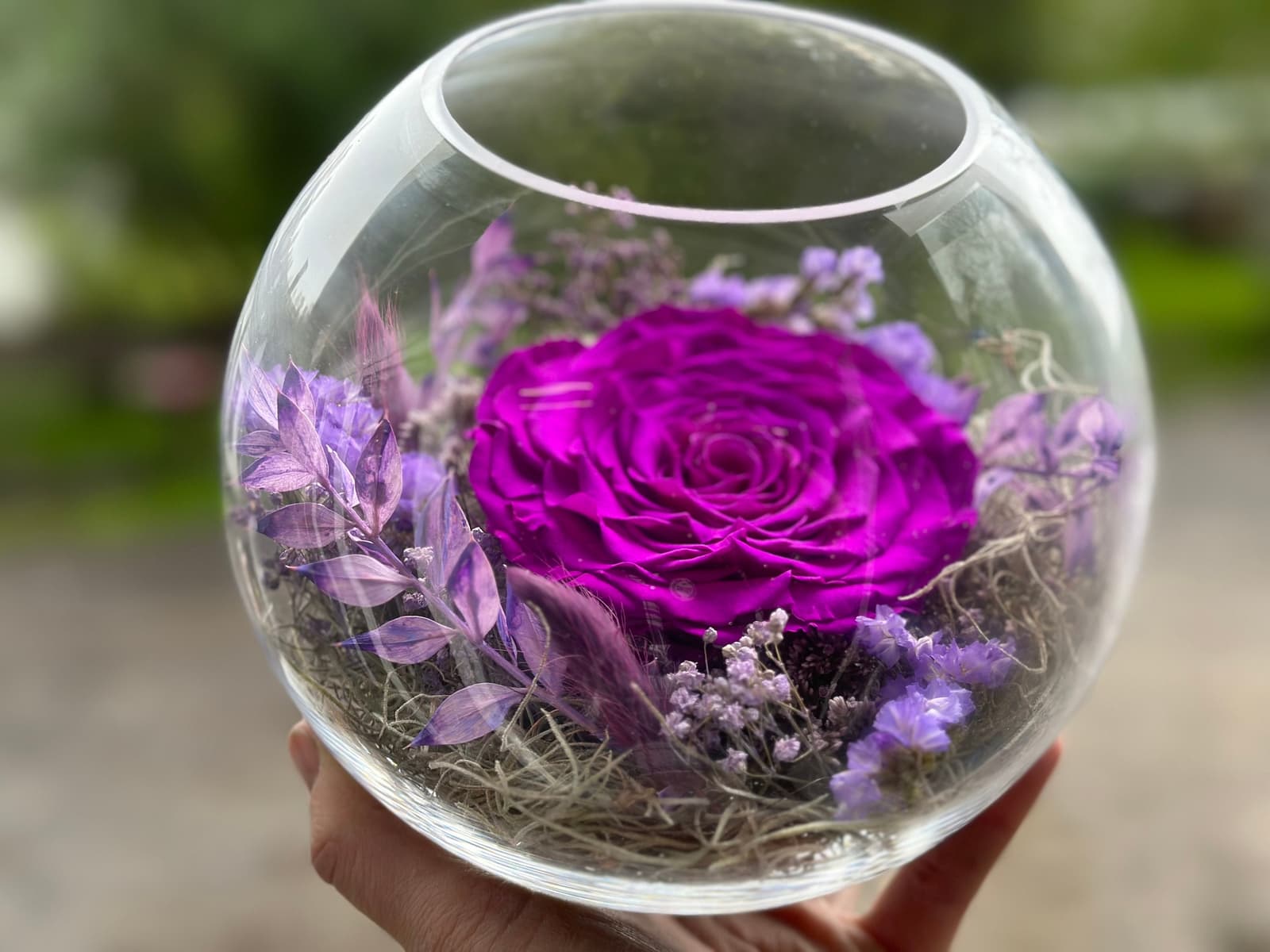 Cúpula de cristal con rosa preservada y flores secas