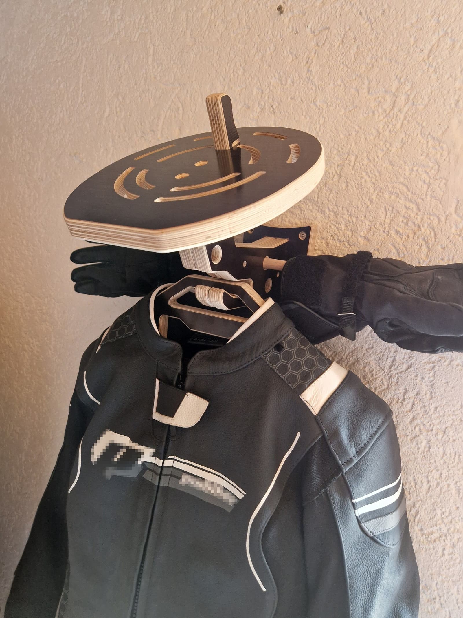 Organizador de pared para equipamiento de moto