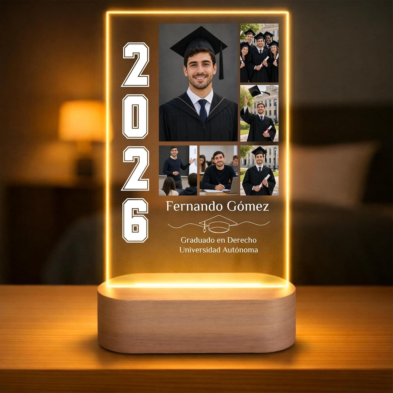 Lámpara de acrílico grabada con fotos de graduación, nombre y el año 2026, iluminada en tono dorado sobre una base de madera