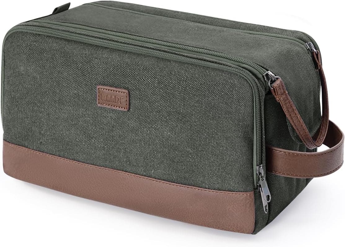 Neceser de viaje para hombre en verde con base de cuero sintético marrón y varios compartimentos con cremallera