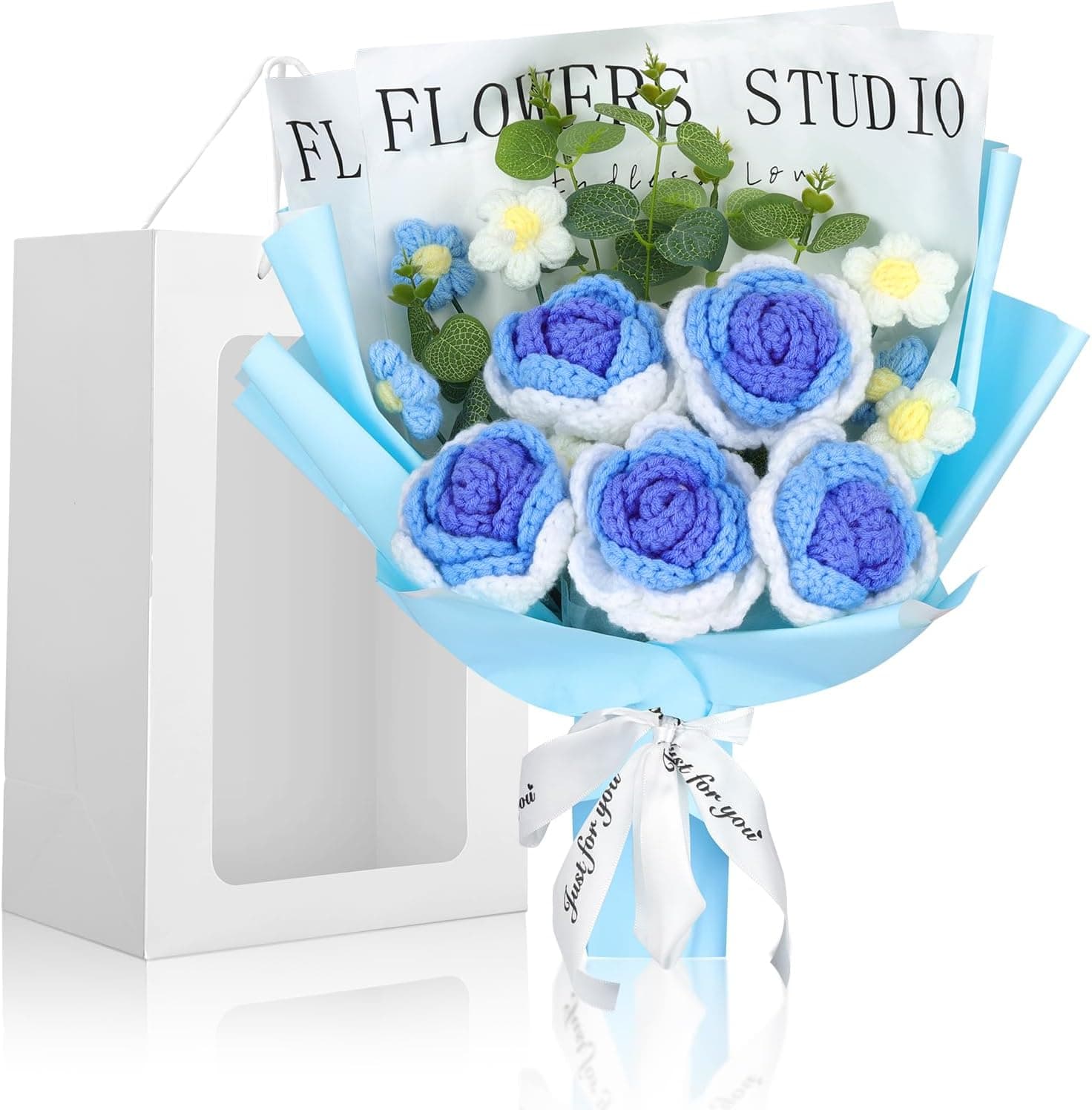 Ramo de rosas de ganchillo en tonos azules con margaritas blancas, envuelto en papel de flores con lazo