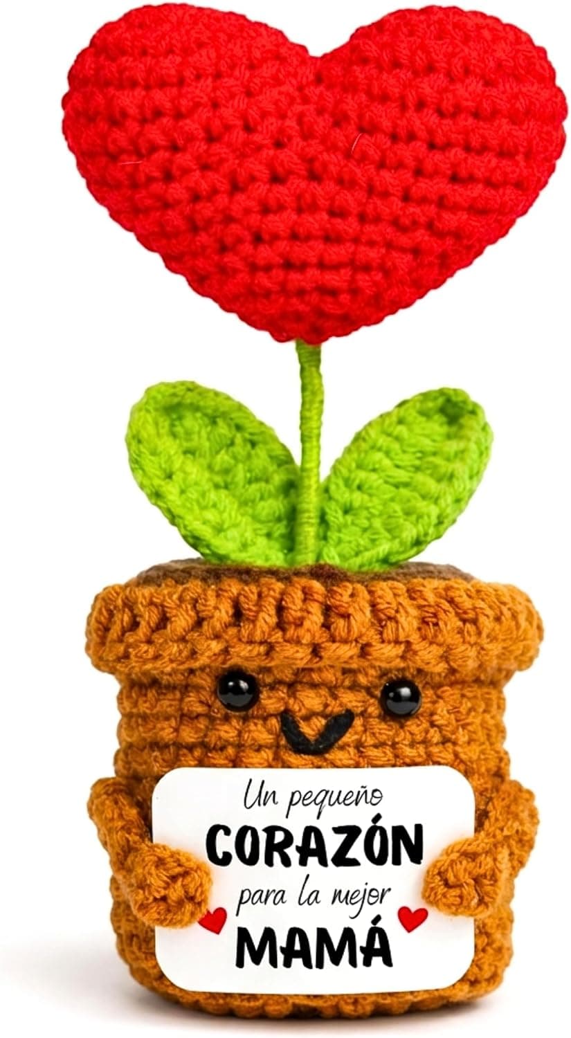 Corazón rojo de ganchillo saliendo de una maceta con carita sonriente y el mensaje Un pequeño corazón para la mejor mamá