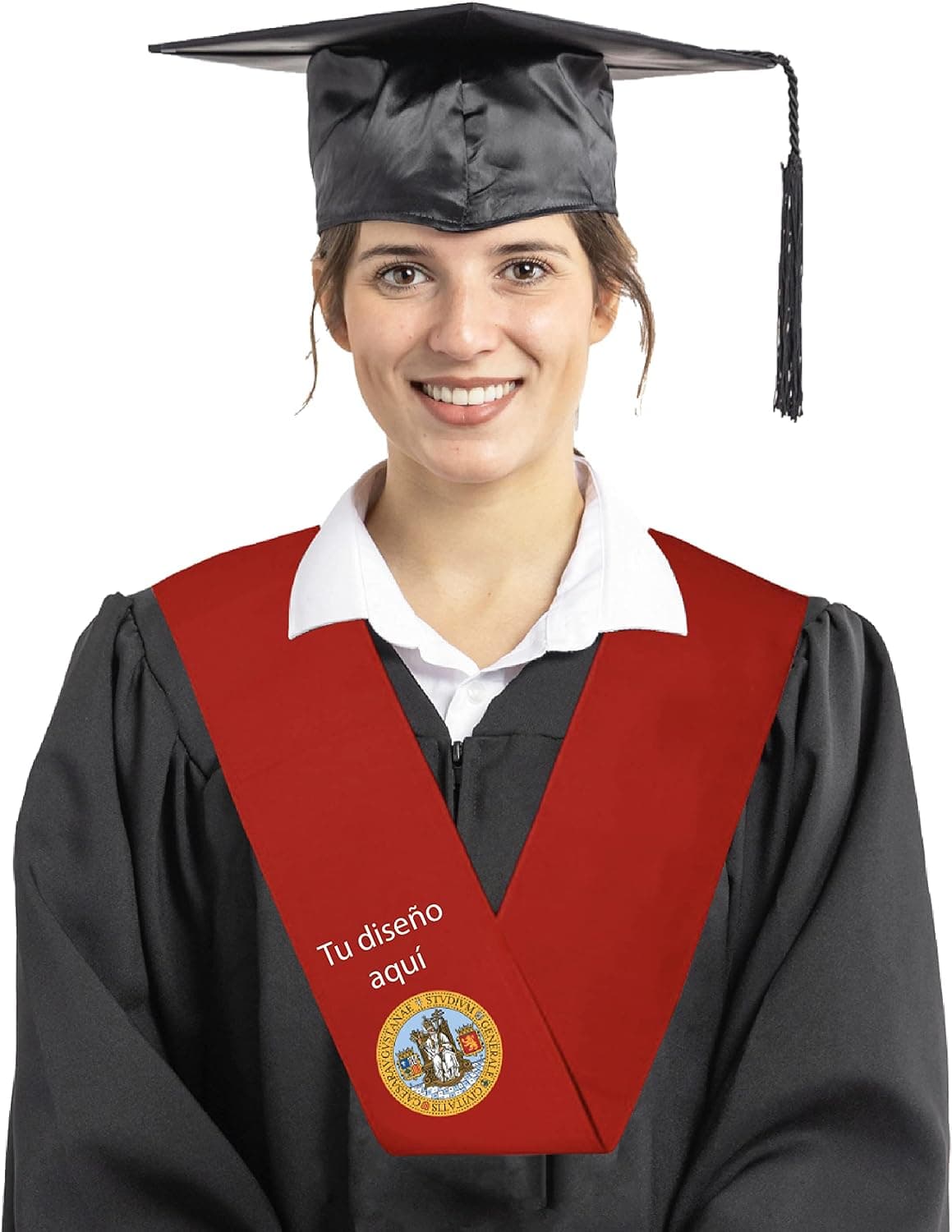 Mujer con toga y birrete negro llevando una beca de graduación roja con escudo bordado personalizable